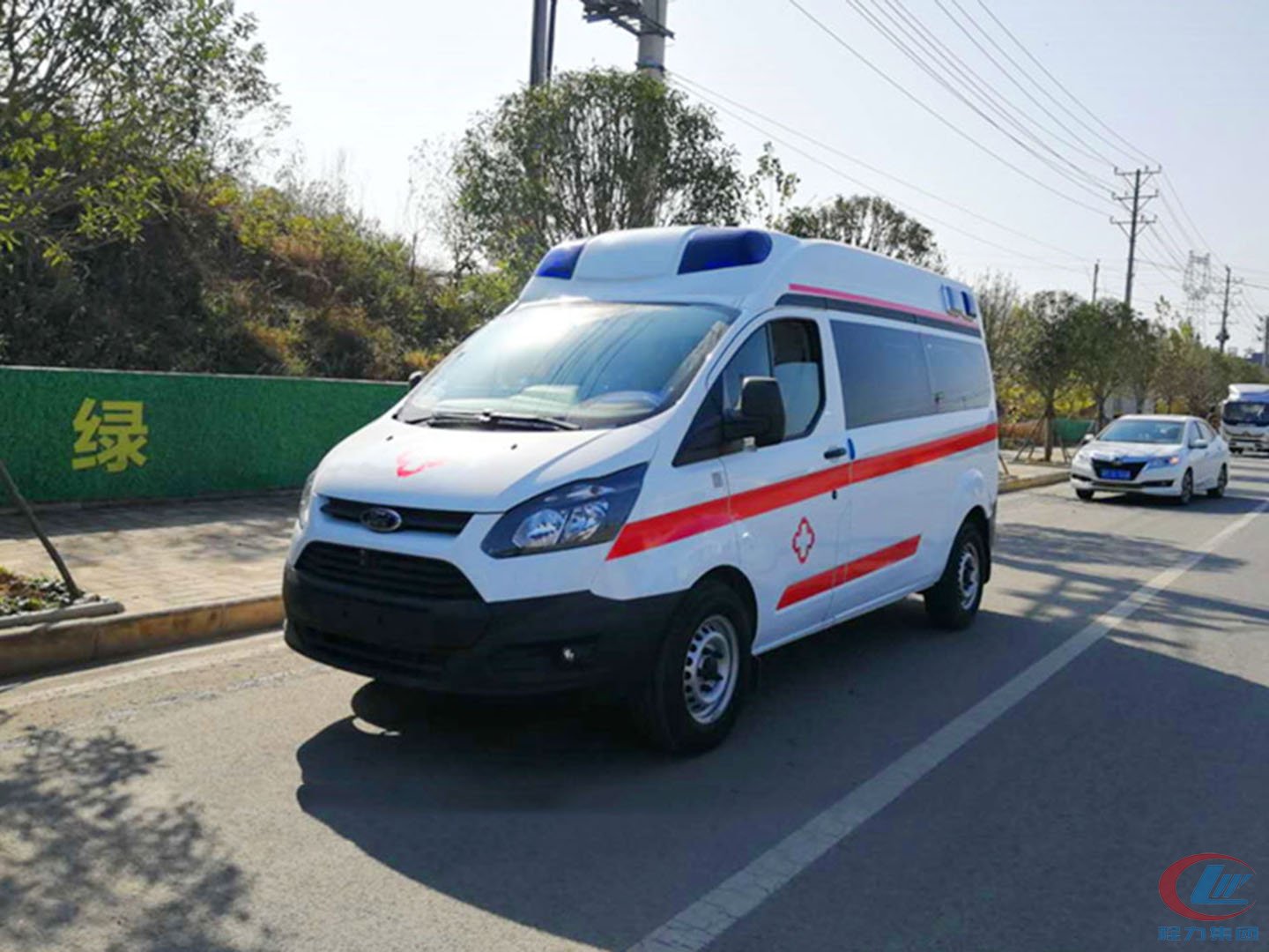 國(guó)六福特V362中軸中頂救護(hù)車(chē)