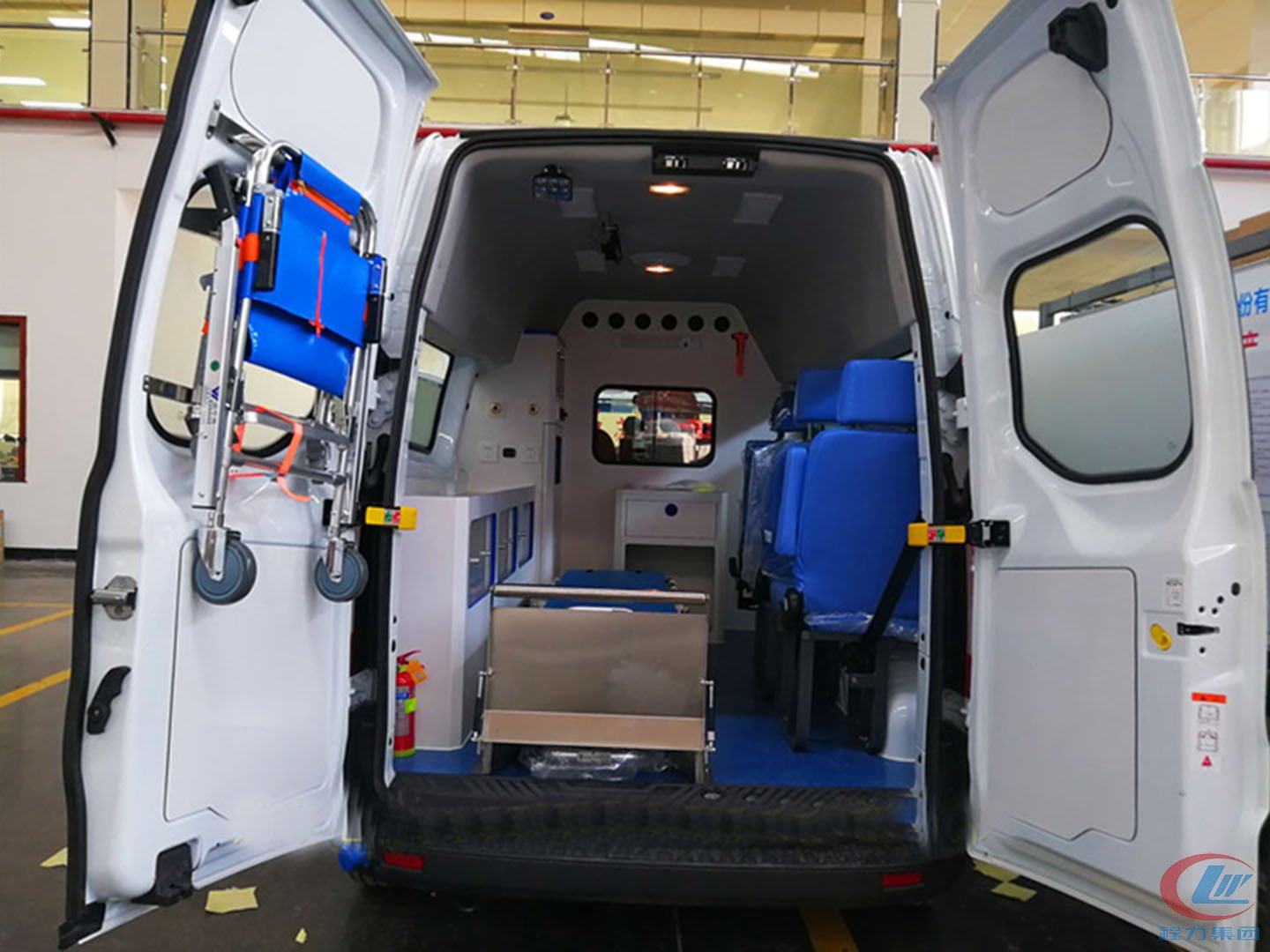 國(guó)六福特V362中軸中頂救護(hù)車(chē)