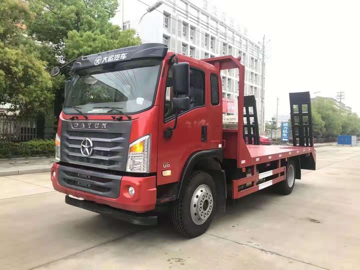 國(guó)六湖北大運(yùn)平板運(yùn)輸車