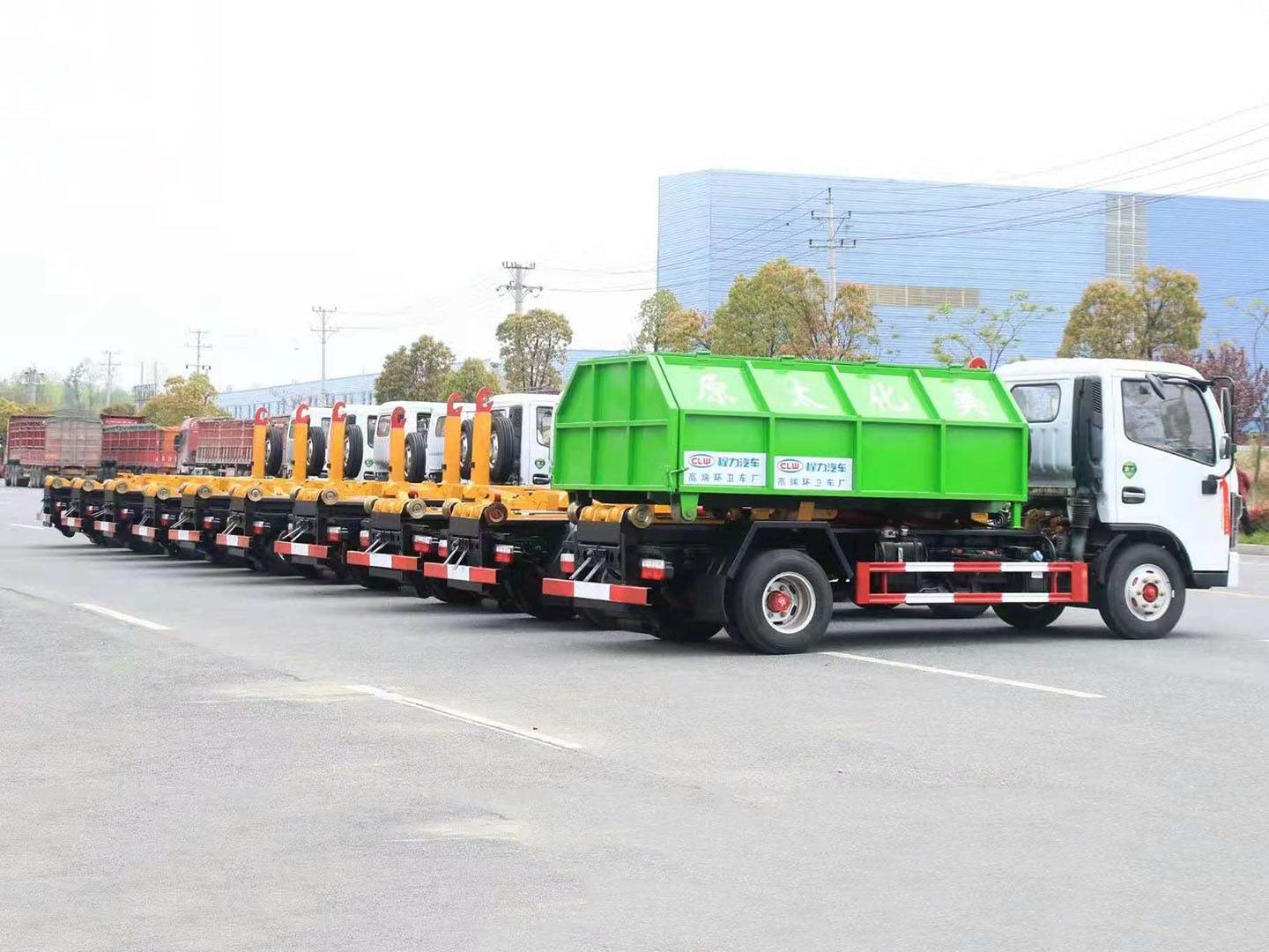 程力集團(tuán)東風(fēng)多利卡拉臂垃圾車(chē)批量發(fā)車(chē) 