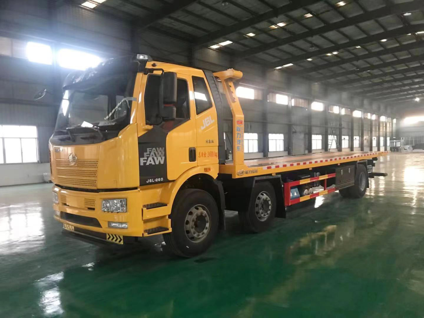 解放小三軸一拖二清障車(chē)