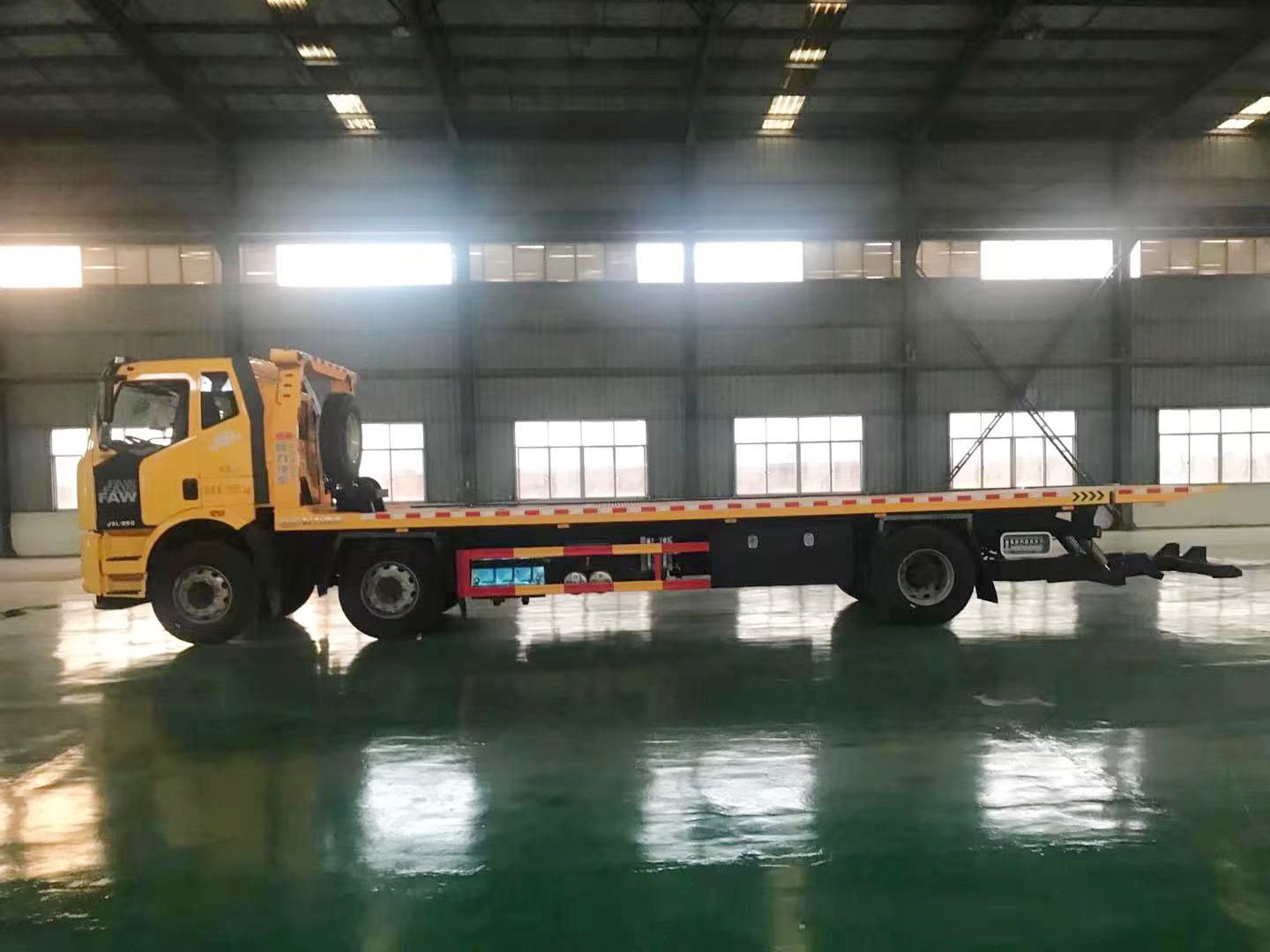 解放小三軸一拖二清障車(chē)圖片
