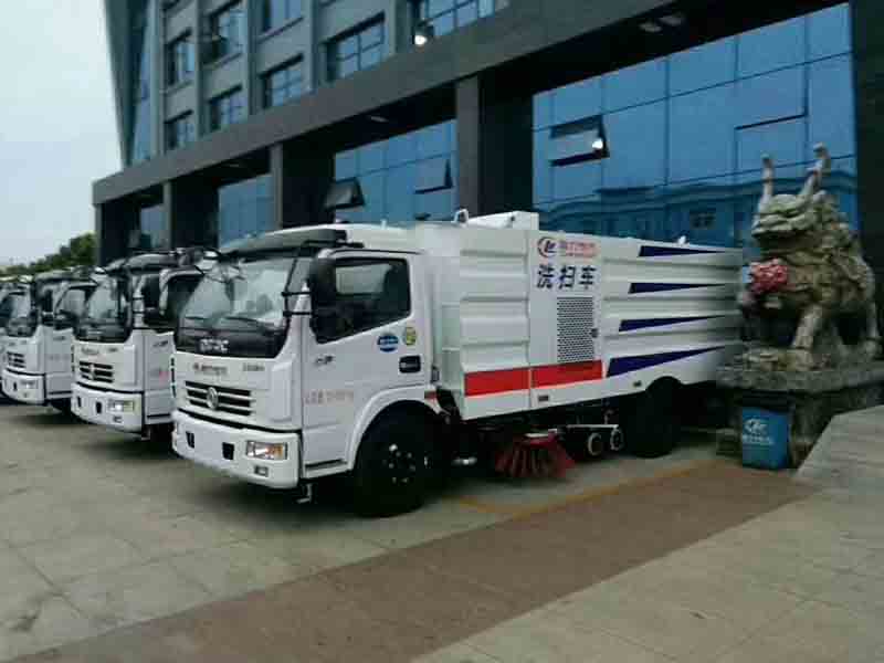 發(fā)往廣西的洗掃車、人行道路面高壓清洗車
