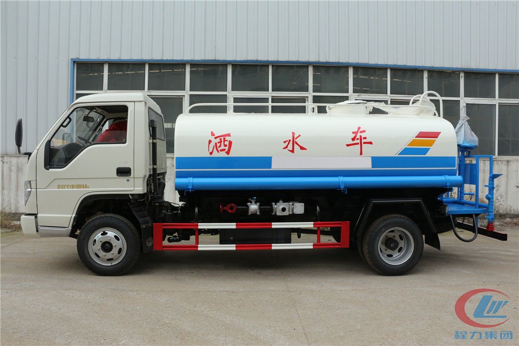 程力專(zhuān)汽福田國(guó)三5方不上戶(hù)灑水車(chē)側(cè)面圖