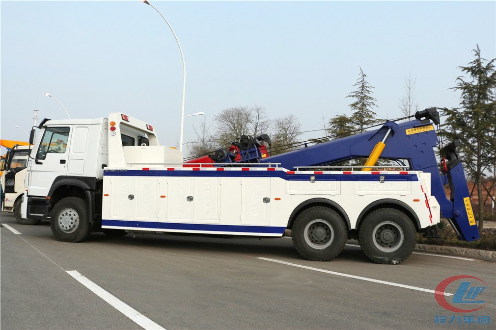 程力集團(tuán)重汽后八輪一拖一清障車(chē)側(cè)面圖
