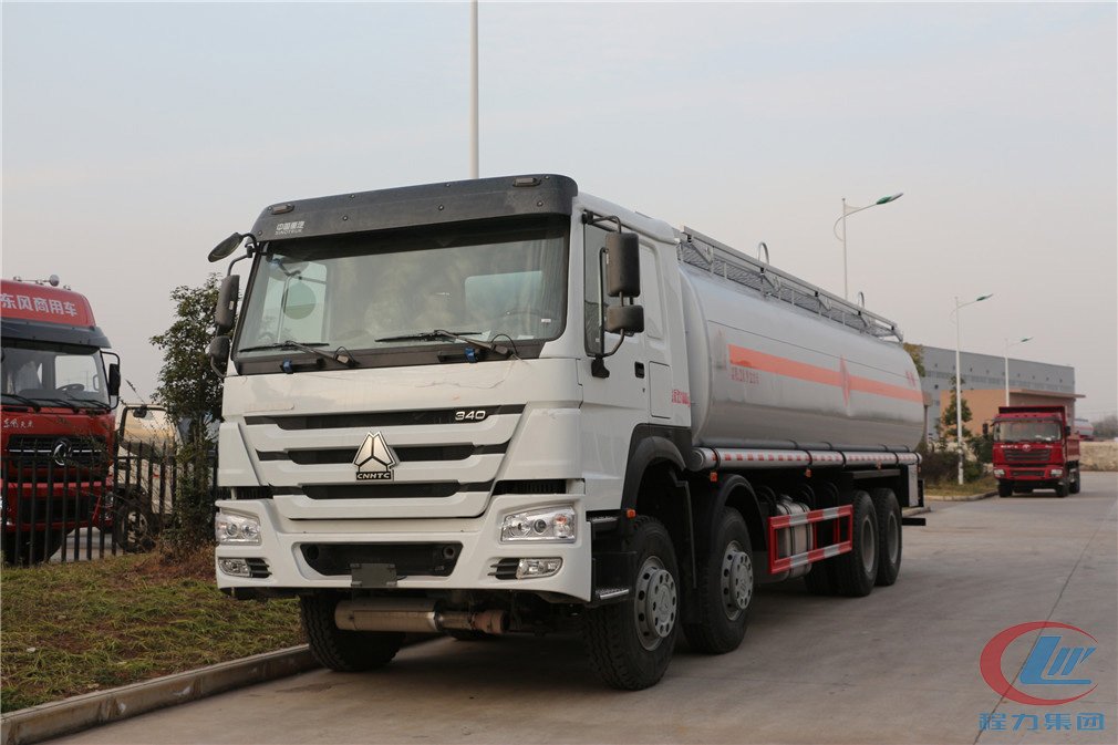 湖北程力重汽前四后八（30方）運(yùn)油車(chē)高清圖