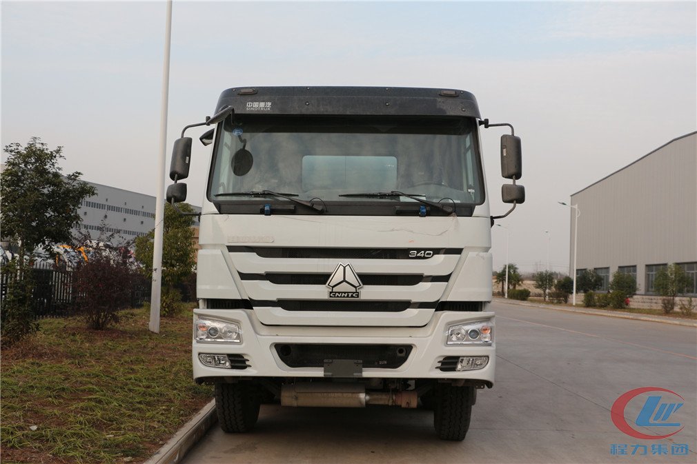湖北程力重汽前四后八（30方）運(yùn)油車(chē)正面圖
