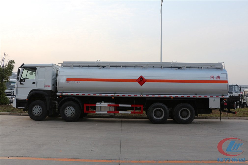 湖北程力重汽前四后八（30方）運(yùn)油車(chē)側(cè)面圖