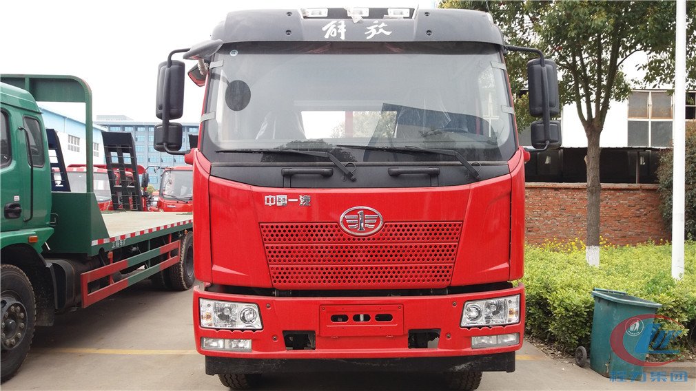 湖北程力解放小三軸平板運(yùn)輸車(chē)正面圖