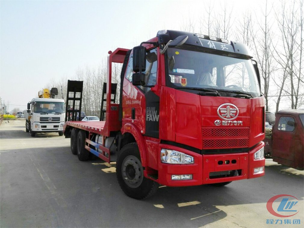 湖北程力解放小三軸平板運(yùn)輸車(chē)側(cè)面圖