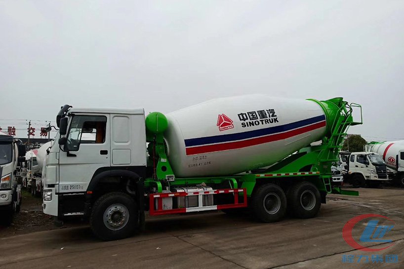 重汽豪沃混凝土攪拌車(chē)側(cè)面圖