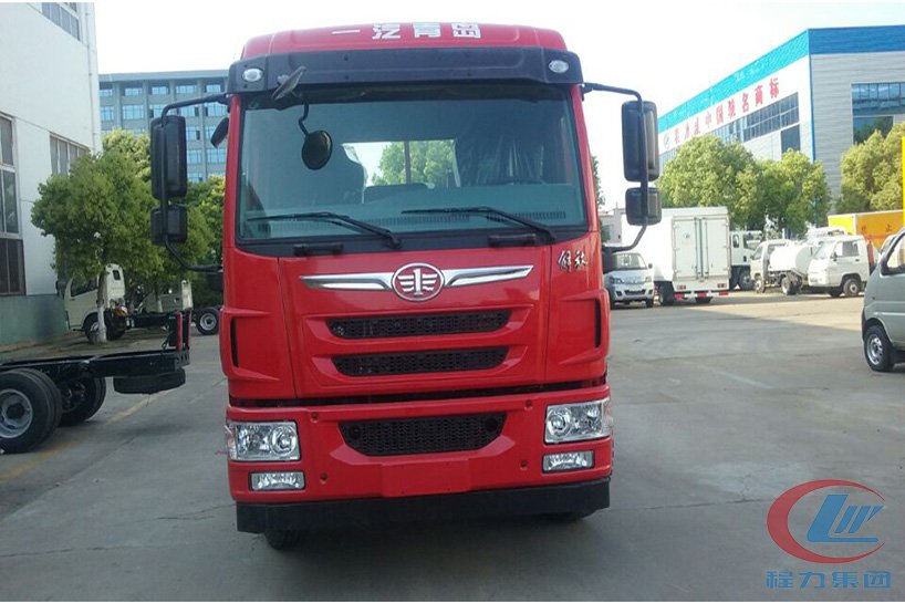 解放龍v平板運(yùn)輸車(chē)正面圖