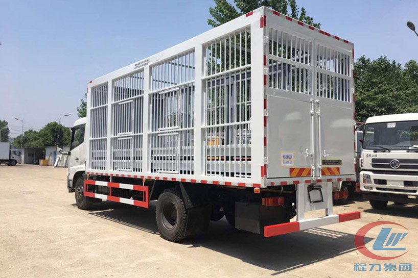 東風(fēng)天錦6米8運(yùn)豬車、畜禽運(yùn)輸車側(cè)面圖