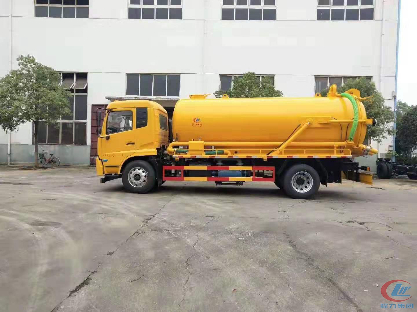 東風(fēng)天錦工程黃清洗吸污車(chē)側(cè)面圖
