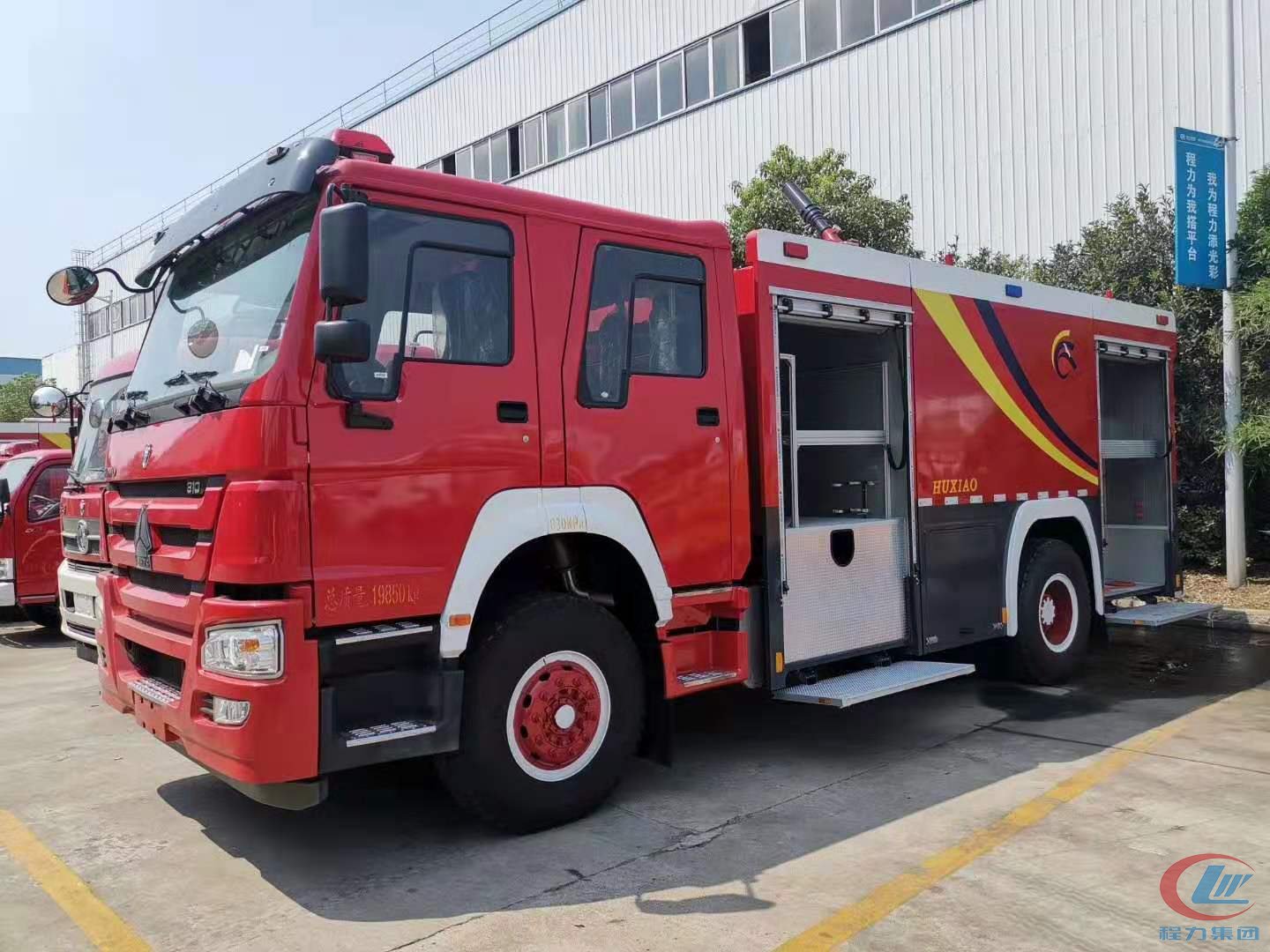 重汽豪沃水罐消防車(chē)側(cè)面圖