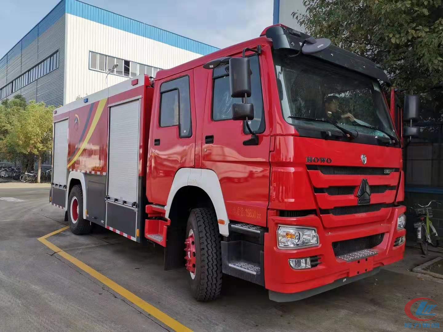 重汽豪沃水罐消防車(chē)側(cè)面圖
